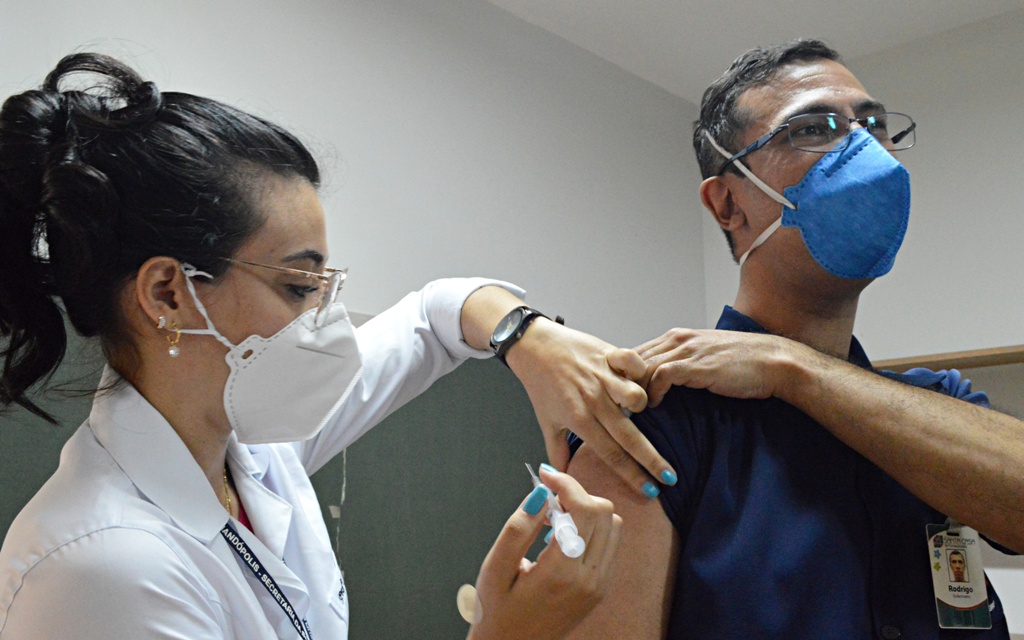 Colaboradores da Santa Casa Fernandópolis são vacinados contra a Covid-19